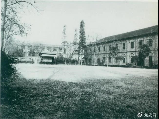 　　1927年3月18日，毛澤東出席在武昌舉行的河南武裝農民代表大會，并作湖南農運狀況報告。圖為大會會場——武昌農講所大操場。