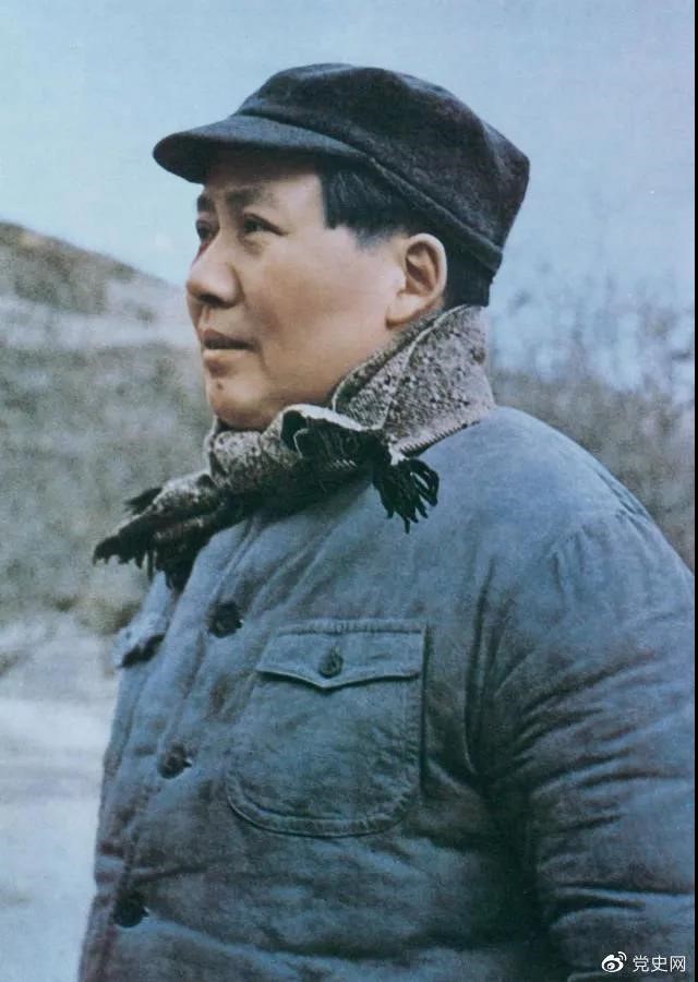 　　1947年3月18日，中共中央機關主動撤離延安。毛澤東和周恩來、任弼時等繼續(xù)留在陜北，指揮全國人民解放戰(zhàn)爭。這是轉戰(zhàn)陜北前夕的毛澤東。